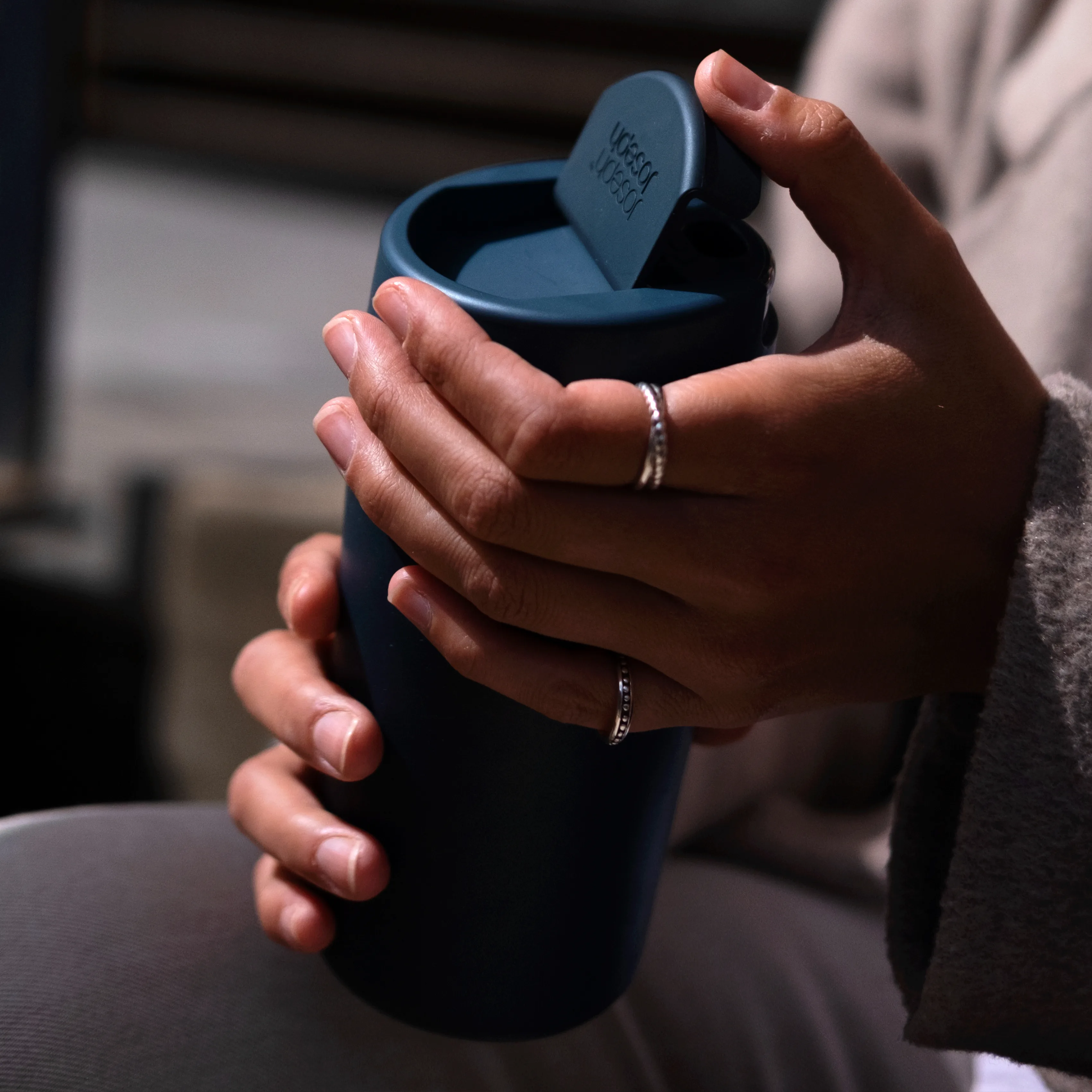 JJA81132B401-c (1) Taza de viaje Sipp Large Loop 454 ML - Azul - Imagen 1