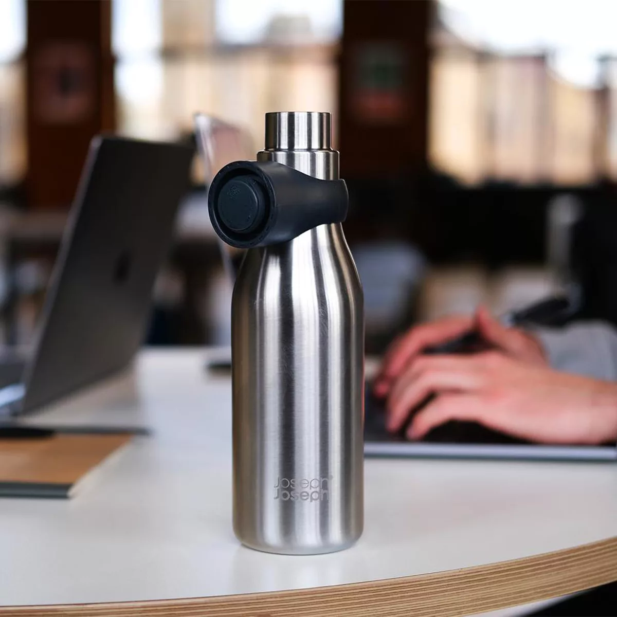 Joseph-joseph-joseph-juego-de-botella-y-taza-de-viaje-81129-JJA81129B104-04 Juego de Botella y taza de Viaje - Acero - Imagen 1