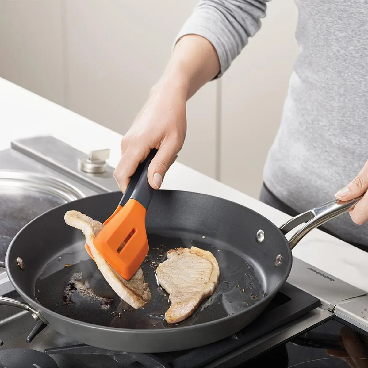 Joseph-joseph-joseph-pinza-para-almientos-ergonomica-turner-tongs-silicona-10142-JJA10142B1001-04 Pinza para almientos ergonómica Turner Tongs Silicona - Naranja - Imagen 1