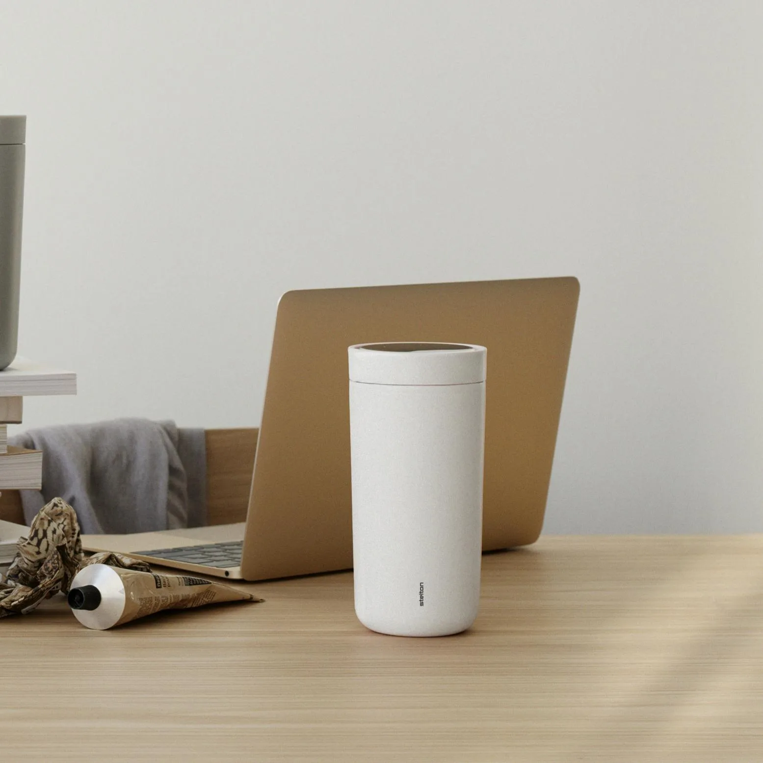 Stelton_355-29_685-3-1_675-3-1_KeepCool_ToGoClick_Lifestyle-1 Vaso térmico To Go Click 400 ml - Imagen 1