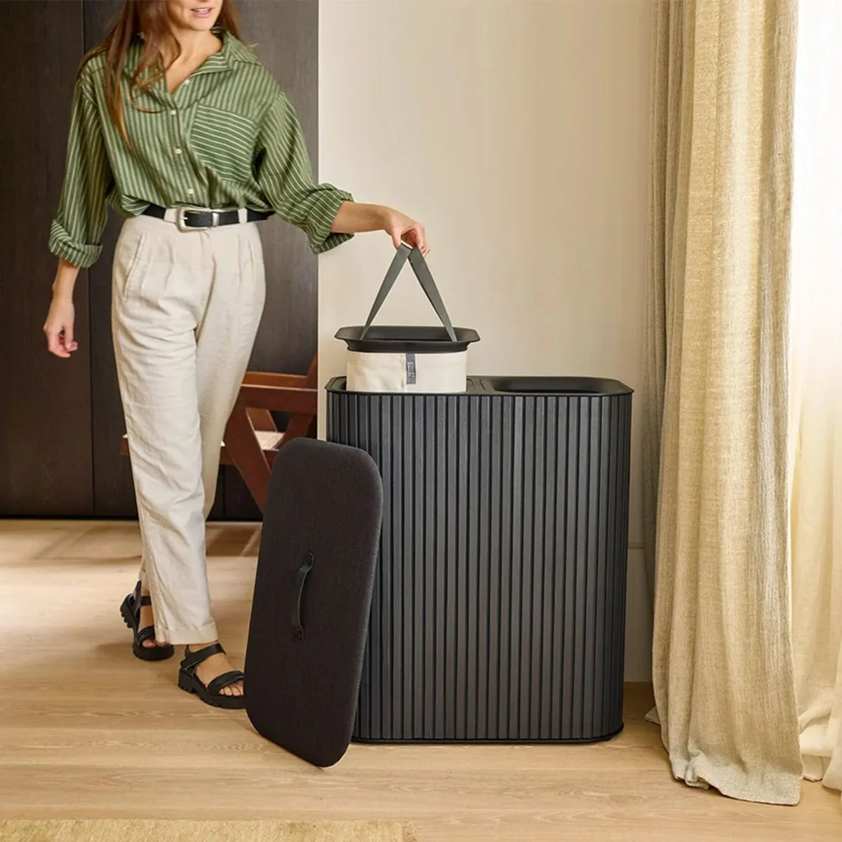 jja5000005b102-canasto-ropa-joseph-joseph-tota-luxe-90l-negro-01 Canasto de ropa doble compartimiento Joseph Joseph Tota Luxe 90 litros - Negro - Imagen 1