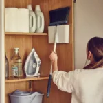 Escoba con soporte para pared Clean Store - Azul
