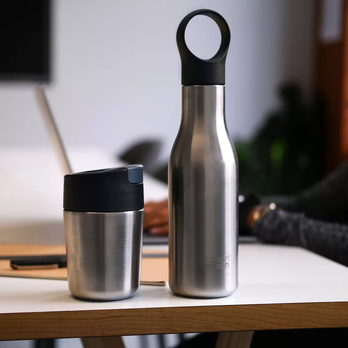 joseph-joseph-botella-y-taza-de-viaje-inox-300373-02 Juego de Botella y taza de Viaje - Imagen 1