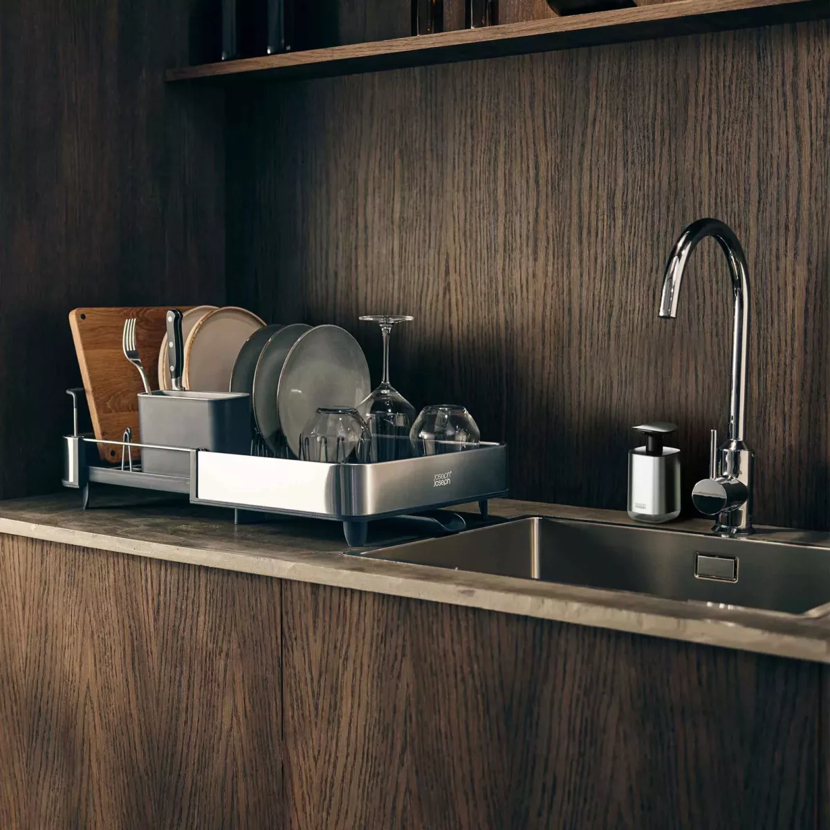 joseph-joseph-escurridor-de-vajilla-extendible-de-2-piezas-300279-05 Set Escurridor de vajilla extendible Sink + bomba de jabón Presto - Imagen 1