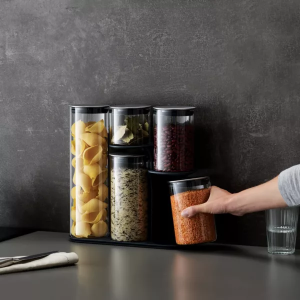 Set de recipientes de almacenamiento con un soporte Podium