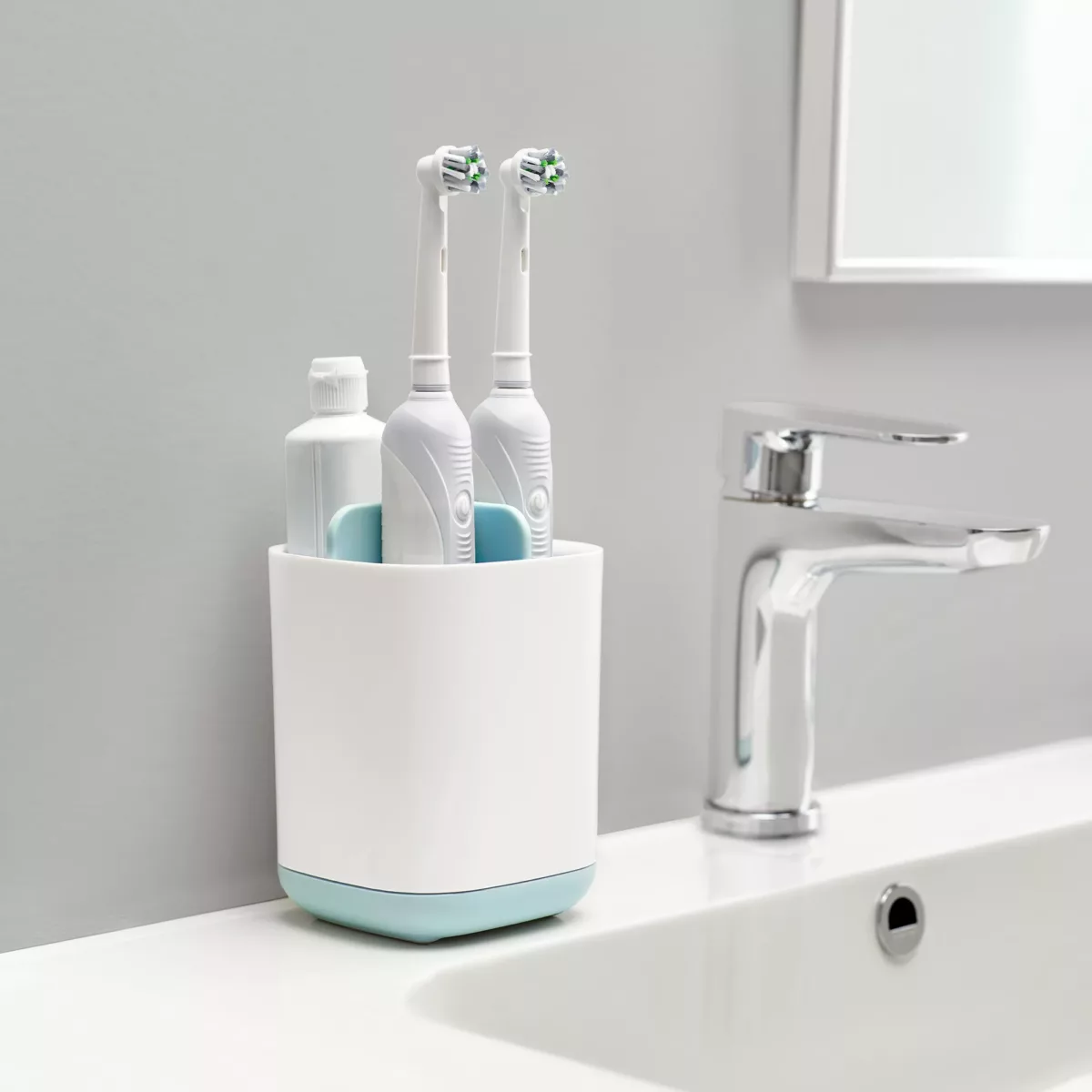 joseph-joseph-portacepillo-3-secciones-easystore-300300-70500-02 Portacepillo de dientes de 3 secciones EasyStore - Imagen 1