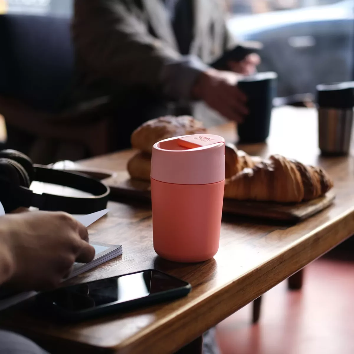 joseph-joseph-taza-de-viaje-sipp-340-ml-coral-300368-06 Taza de viaje Sipp 340 ml - Imagen 1